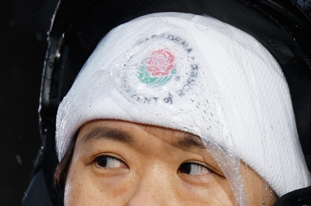 Los organizadores del Torneo de las Rosas realizaron ajustes menores para adaptarse al clima, como subir las capotas de los descapotables que transportaban al gran mariscal Earvin "Magic" Johnson y otras personalidades.