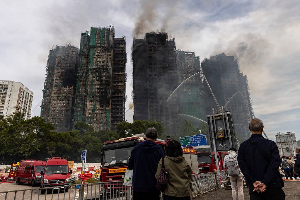 Crece a más de 90 el saldo mortal por el voraz incendio en un complejo residencial en Hong Kong
