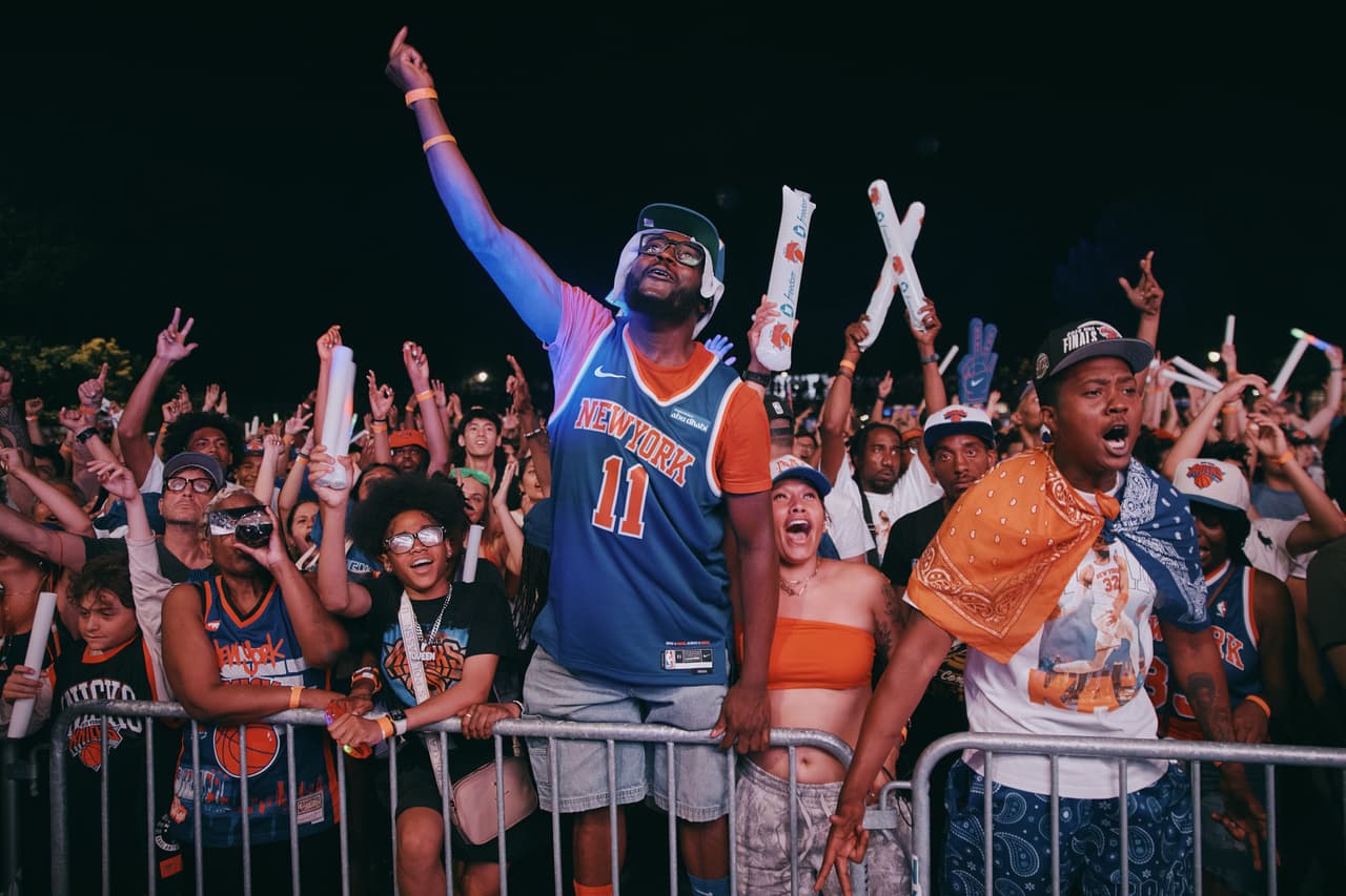 Afuera del Madison Square Garden, muchas personas estaban mirando el partido en una pantalla gigante cuando los Knicks remontaron un déficit de 16 puntos para vencer a los Spurs en San Antonio en el Juego 5 de las Finales de la NBA.