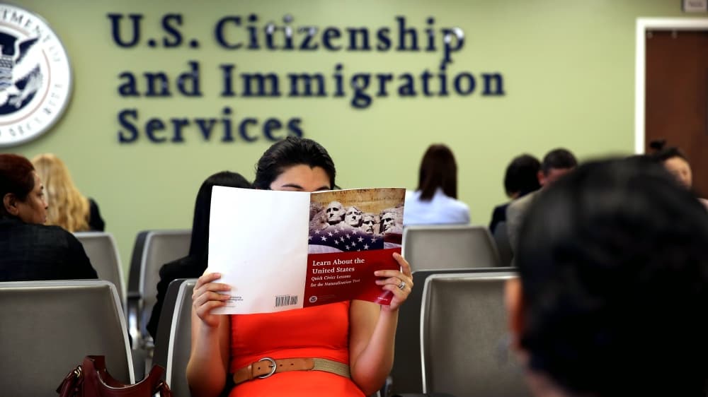 ¿Por qué USCIS habla de procesamiento de solicitudes migratorias y no de adjudicaciones? Te explicamos