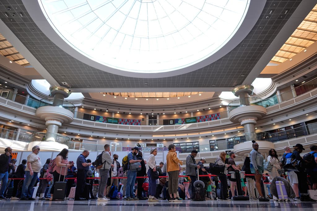 Hace una semana,
<b><a href="https://www.univision.com/local/atlanta-wuvg/filas-tsa-aeropuerto-atlanta" target="_blank">se comenzaron a reportar los retrasos en las filas</a> para pasar por los filtros de seguridad</b>. Funcionarios explicaron que se debe a la escasez de agentes de TSA que
<b>se está agravando debido al cierre parcial del Gobierno Federal de Estados Unidos. </b>
<br>
<br>Debido al cierre,
<b>los agentes de TSA no han recibido pago desde el 14 de febrero. </b>
<br>
<br>Esta foto fue tomada esta mañana y
<b>muestra la zona céntrica de la Terminal Doméstica.</b> Usualmente, está despejada. Sin embargo, aquí se percibe la larga fila antes de entrar a la zona de revisión de seguridad.