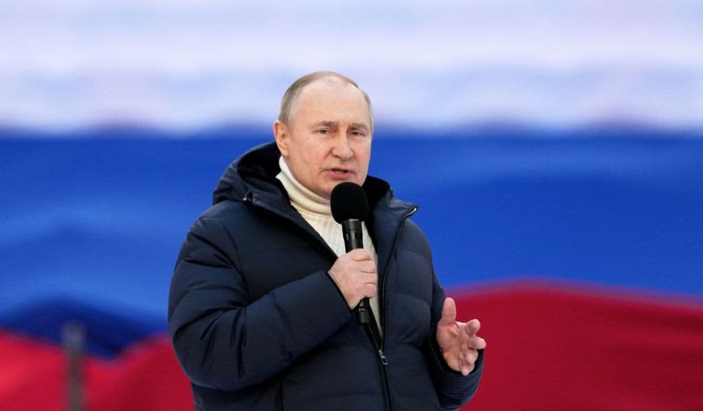 <b>Putin y su retórica de la "desnazificación" para justificar la invasión.</b>
<br>
<br>Días antes de lanzar su invasión a Ucrania,
<a href="https://www.univision.com/noticias/politica/putin-reconocimiento-ucrania-cambios-militares">Putin había reconocido la independencia de las autoproclamadas repúblicas rebeldes de Donetsk y Luhansk</a>, en la región del Donbas, fronteriza con Rusia. Eso suponía una violación de los acuerdos de Minsk de 2014 y 2015, con los que se había buscado la paz en la región tras un conflicto entre el ejército ucraniano y los separatistas prorrusos. Su justificación fue la misma que empleó entonces para anexar Crimea a Rusia: que el país vecino no era más que una parte de Rusia y que su independencia fue un engendro de la era soviética. Añadió que enviaría "fuerzas de paz" a esas autoproclamadas repúblicas para garantizar la seguridad. Tres días después, lanzó una invasión contra toda Ucrania y siguió echando mano de una narrativa que amplificaron durante años los medios de propaganda del Kremlin: la necesidad de "desnazificar" y desmilitarizar Ucrania para evitar un genocidio contra las minorías rusas y prorrusas residentes en ese país.
<br>
<b>Lee más aquí: </b>
<a href="https://www.univision.com/noticias/mundo/conflicto-rusia-ucrania-genocidio-retorica-putin-guerra">"Desnazificación", "desmilitarización" o "genocidio": cosas que ha dicho Putin al justificar la invasión rusa de Ucrania.</a>