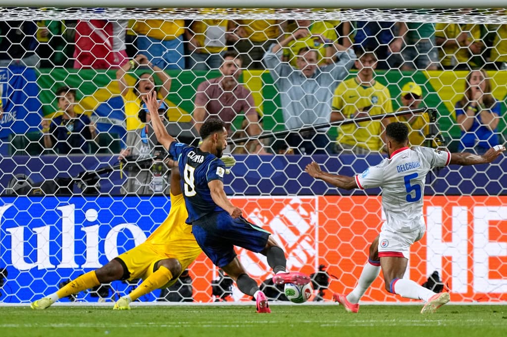 Matheus Cunha marca el segundo gol de Brasil durante el primer tiempo.