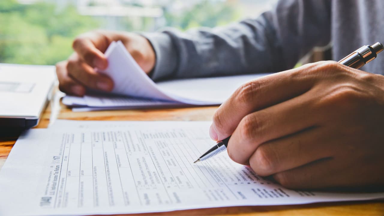 <b>Reporta los ingresos de aplicaciones digitales</b> 📲
<br>Si recibes dinero por medio de plataformas digitales, ahora
<a href="https://www.irs.gov/pub/irs-pdf/f1099k.pdf" target="_blank">deberás llenar la forma 1099-K</a>, aunque no recibas este formulario por parte de la plataforma. El IRS insiste en que todos los ingresos generados en estas aplicaciones deben ser reportados, para evitar problemas fiscales en el futuro. ¡No olvides este paso! ⚠️