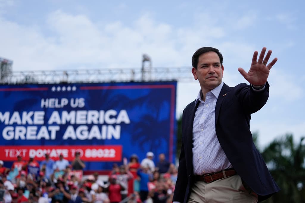 El
<b> <a href="https://www.univision.com/local/miami-wltv/cierre-de-ciudades-refugio-la-promesa-de-donald-trump-en-el-doral" target="_blank">senador Marco Rubio </a></b>también realizó una publicación en su cuenta de X,
<b>“Orando por el presidente Trump y todos los asistentes al mitin de hoy en Pensilvania”</b>. También compartió varias notas de prensa referentes al caso, así como la postura de Donald Trump Jr.
<br>El pasado martes, Trump estuvo en El Doral donde se esperaba que mencionara a Marco Rubio como su Vicepresidente para la campaña rumbo a la presidencia, pero eso no pasó.
<b><a href="https://www.youtube.com/watch?v=xNSPFBxgmJs" target="_blank">Aquí</a></b> puedes ver el discurso de Trump en El Doral.