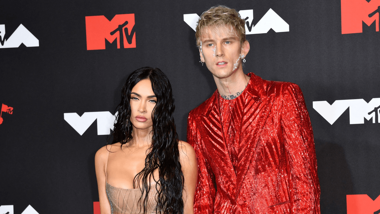 Megan Fox utilizó un vestido muy revelador para celebrar su compromiso: fue un diseño de red