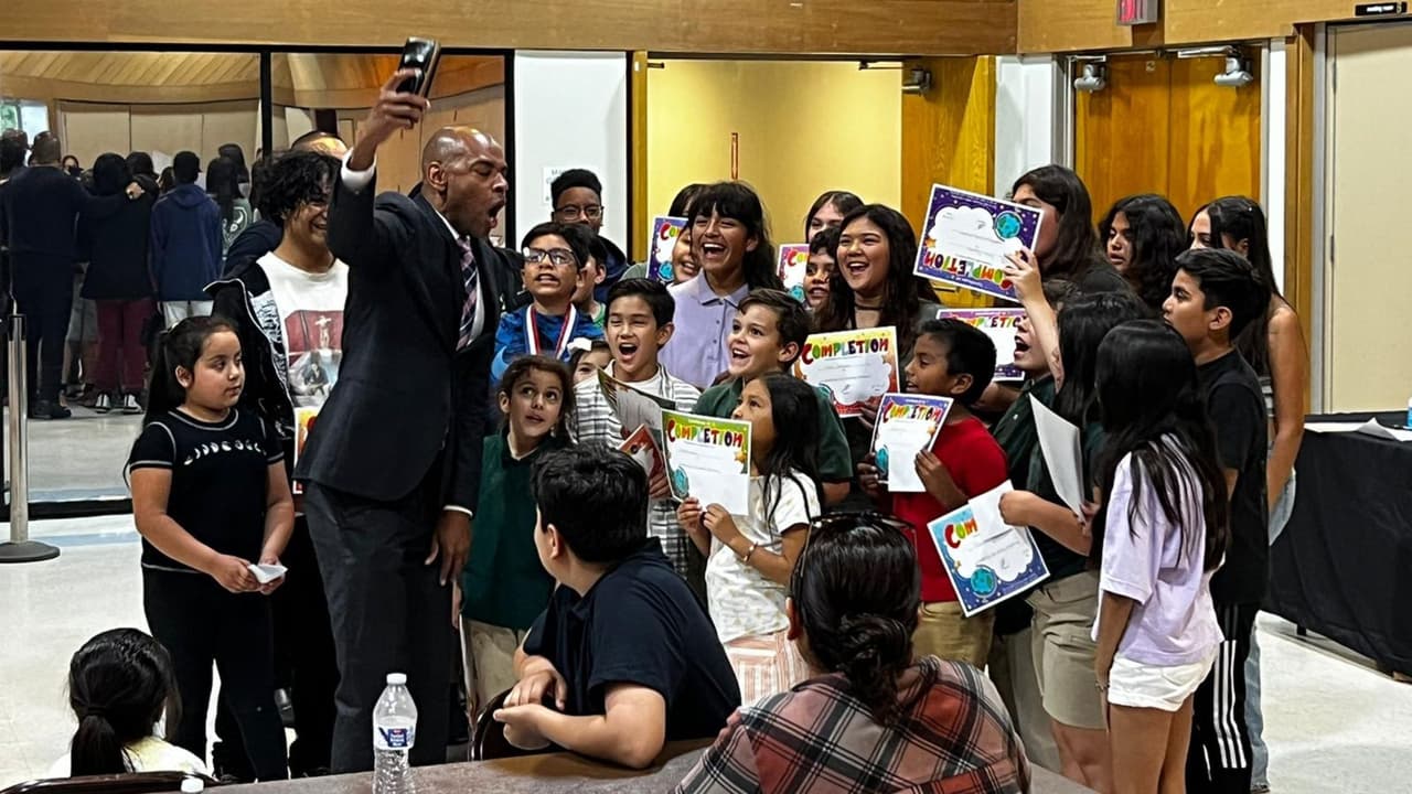 RRth, el único centro de tutoría gratuito en Antioch, celebra su fiesta de fin de término