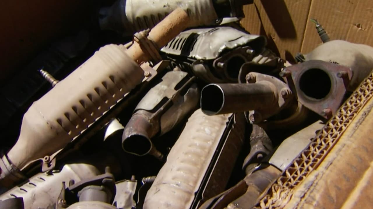 Los sospechosos robaban los
<a href="https://www.univision.com/local/houston-kxln/balacera-tiroteo-45-houston">catalizadores</a> de vehículos en el estacionamiento y se les encontró en posesión de 33.8 gramos de metanfetamina.