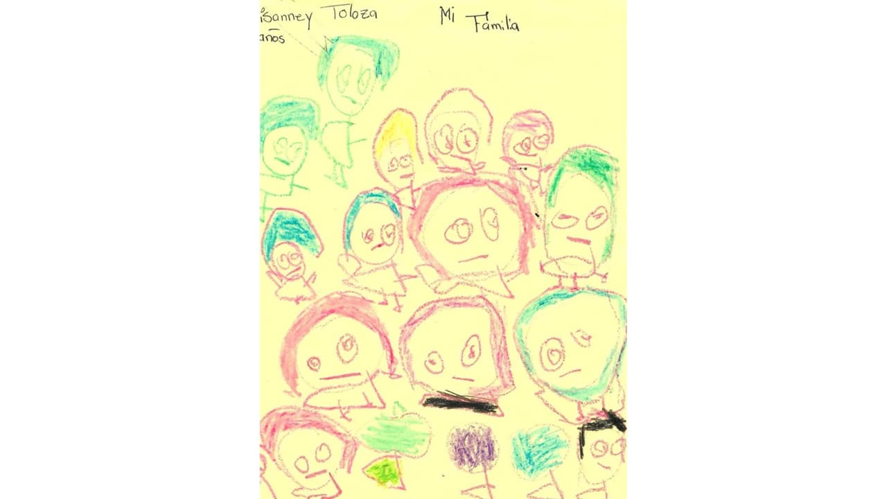 Los dibujos infantiles, llenos de rostros y colores, contrastan con la realidad que viven, algunos muestran expresiones serias o tristes y el hacinamiento, como una forma de representar
<b>convivencia forzada y emociones compartidas dentro del centro.</b>