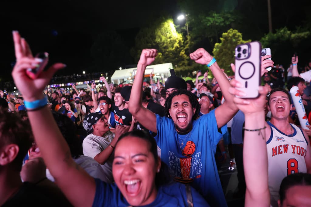 <b>En el Madison Square Garden solo caben 19,812 personas</b>. A las afueras, se canceló el 'Watch Party' al que asistían miles fanáticos de los Knicks, por lo que el evento se movió a Central Park. ¿Felices con el triunfo? Juzgue usted.