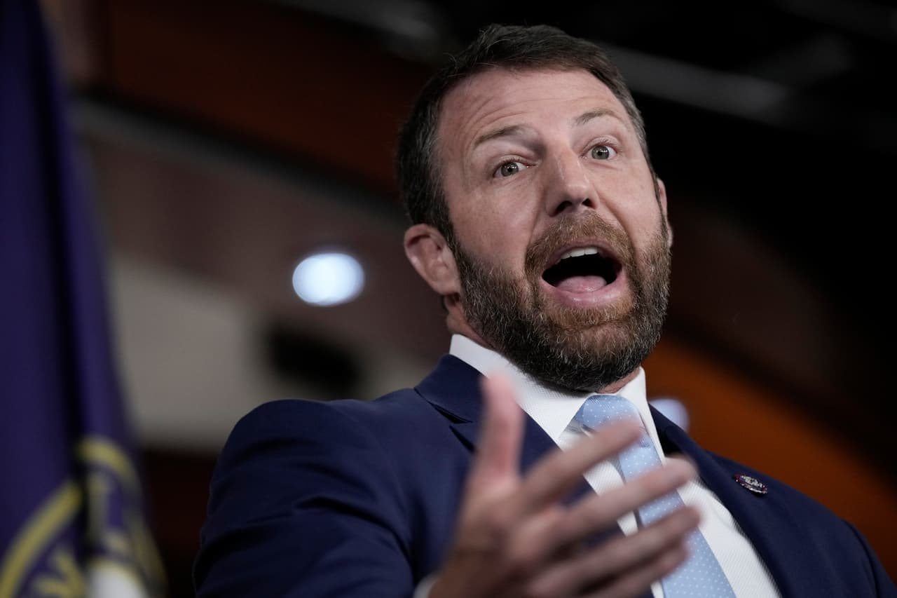 <h3 class="cms-H3-H3">Markwayne Mullin, candidato republicano al Senado por Oklahoma</h3>
<br>
<br>🗳️ Mullin compite en noviembre contra la demócrata Kendra Horn para ocupar el escaño que dejó vacante el republicano Jim Inhofe.
<br>
<br>🗳️ En un tuit escrito el 6 de noviembre de 2020, Mullin escribió: “@RealDonaldTrump ha estado peleando por el pueblo estadounidense desde el día 1. Ahora es nuestro turno para pelear por él. #StopTheSteal #FairElections”.
<br>