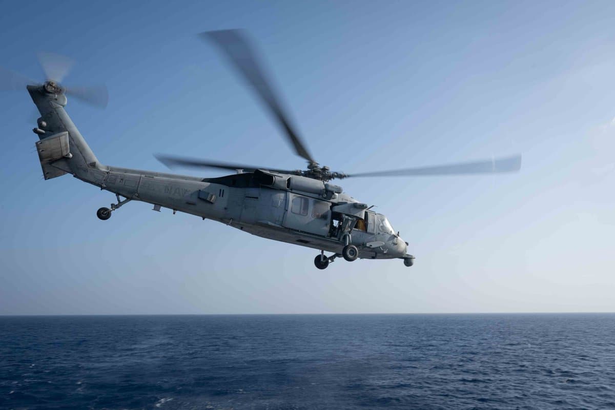 El Comando Central de Estados Unidos (CENTCOM) informó este domingo que un helicóptero despegó del destructor de misiles guiados USS
<i>Pinckney</i> (DDG 91) para realizar patrullajes en aguas regionales, como parte de las operaciones de vigilancia vinculadas al bloqueo naval estadounidense contra embarcaciones que entran o salen de puertos iraníes.
<br>
<br>La acción se enmarca en el despliegue militar con el que Washington busca impedir el tráfico marítimo hacia y desde Irán, una medida que ya ha llevado a la interceptación y desvío de múltiples buques en la región en los últimos días.
<br>