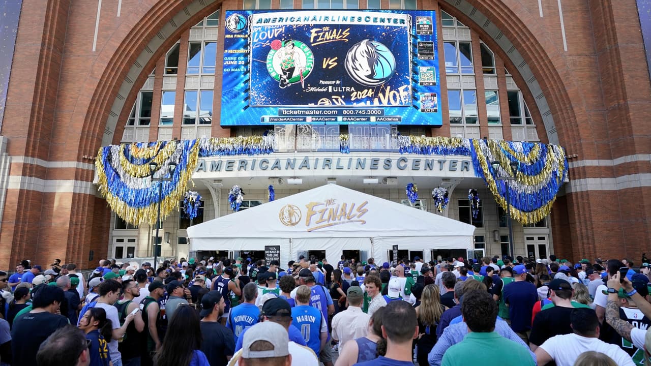 Para los amantes de las experiencias al aire libre,
<a href="https://maps.app.goo.gl/zb5xCbVEmaV2nF5g6" target="_blank">el AT&T Discovery District</a>, a solo unas cuadras del American Airlines Center,
<b>proyectará el juego en una imponente pantalla LED, creando el escenario perfecto para una noche de verano bajo las estrellas: Gratis</b>.