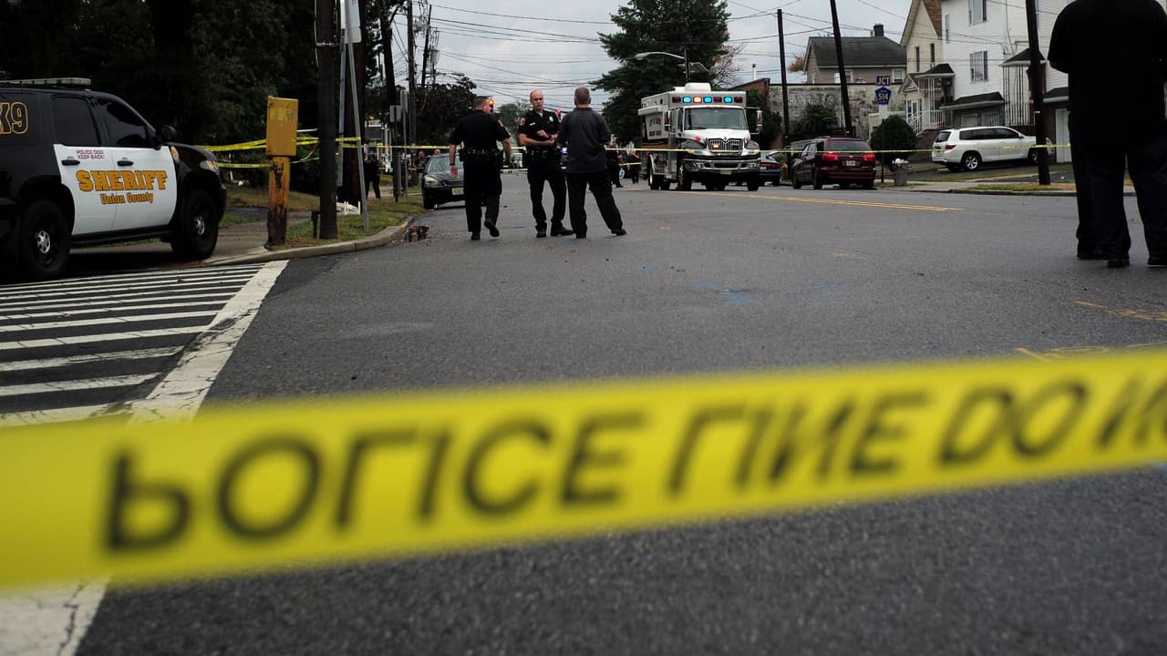 <b>Agreden a machetazos a dos mecánicos hispanos: todo ocurrió por la disputa de un lugar de estacionamiento</b>
<br>
<br>En video quedó captado el momento en que al menos ocho hombres en Paterson atacaron con machetes y palos a unos mecánicos, quienes tuvieron que usar palas y otras herramientas para defenderse. Según una de las víctimas, el hecho ocurrió porque uno de los clientes del taller estacionó frente a una tienda y esto enfureció al dueño del negocio porque, supuestamente, la cuadra siempre se llena con los vehículos que arreglan.