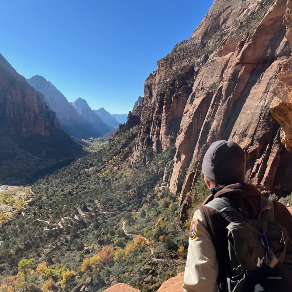 Zion National Park
<br>Usa el sitio web oficial antes de ingresar a Zion para hacer tu itinerario, tiene la información más actualizada del parque: mapas, senderos y detalles del lugar. ¡Prepárate para el calor! Revisa el pronóstico, ya que en el parque se alcanzan temperaturas de los 80 y 90 (Fahrenheit) durante el mes de mayo. El parque está a una distancia de más de 4 horas de Salt Lake City. Está ubicado en el suroeste de Utah, cerca de la ciudad de Springdale.