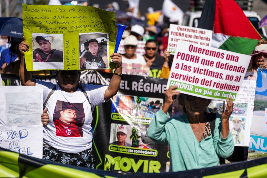 Salvadoreños piden a Bukele que libere a sus familiares presos por régimen de excepción