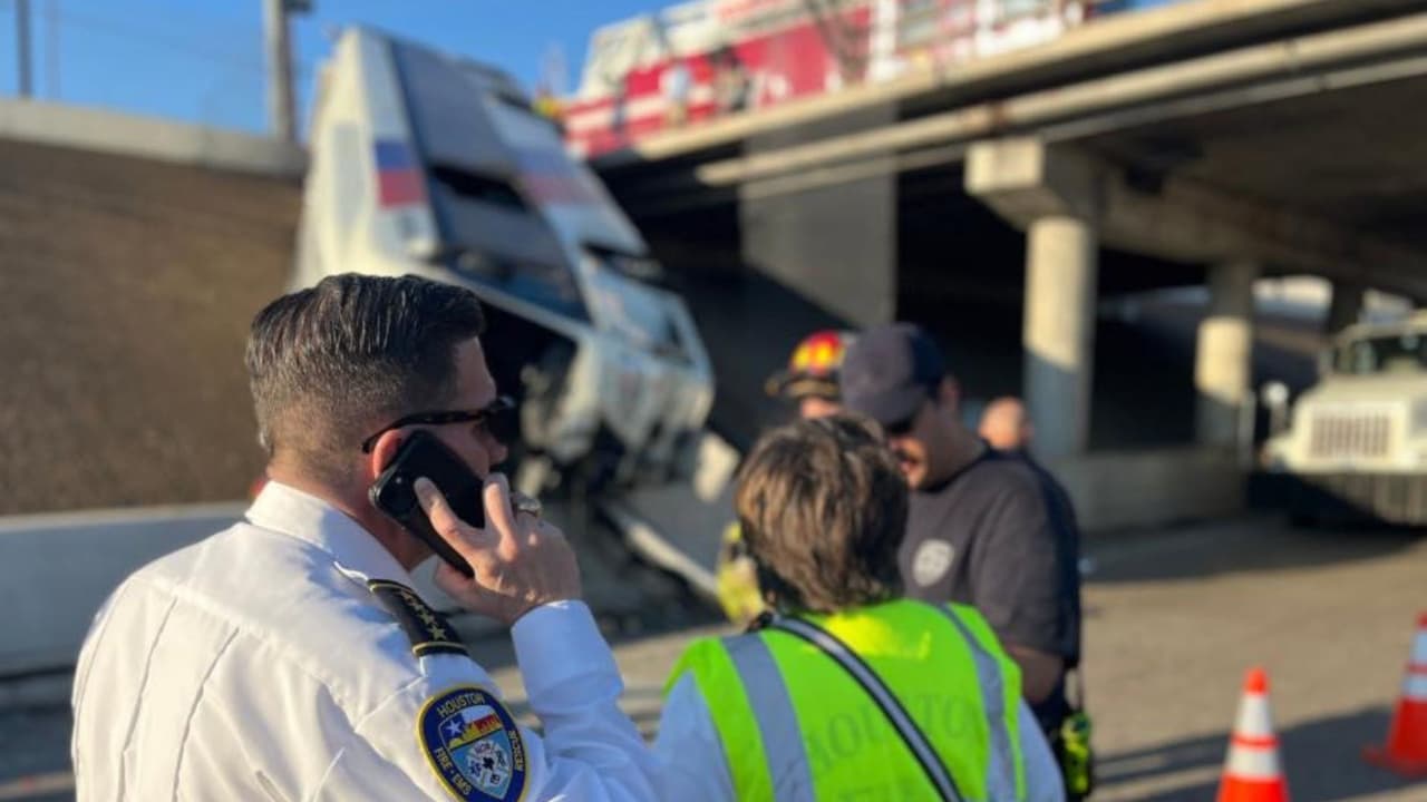 Una de las pasajeras
<b>quedó atrapada entre los restos del autobús</b>, lo que obligó a la intervención del equipo de rescate especializado. Los bomberos utilizaron prácticamente todo su equipo hidráulico para liberarla. La mujer fue trasladada a un hospital con lesiones consideradas graves.
<br>