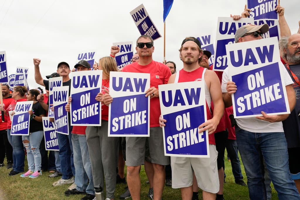United Auto Workers llega a un acuerdo tentativo con Ford en medio de la histórica huelga en fabricantes de automóviles