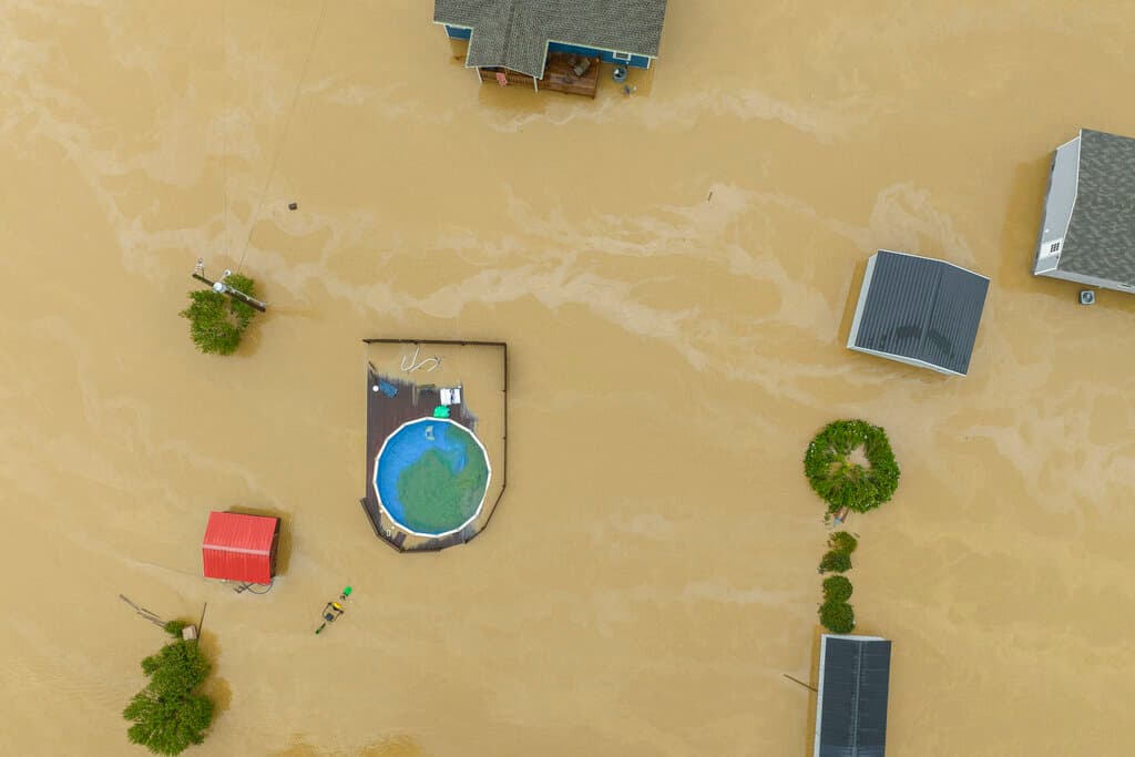 Una vista aérea de las viviendas y estructuras inundadas cerca de Quicksand, Kentucky.
<br>
<br>El gobernador del estado, Andy Beshear, anunció las muertes, pero sombríamente predijo que el número en el estado podría alcanzar los dos dígitos y que cientos de propiedades podrían estar destruidas.
<br>
<br>“En una palabra, este evento es devastador”, dijo el gobernador el jueves. “Y creo que terminará siendo una de las inundaciones más significativas y mortales que hemos tenido en Kentucky en al menos mucho tiempo", señaló.