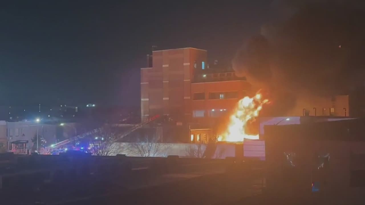 Incendio de cinco alarmas en panadería de Brooklyn deja al menos cuatro heridos