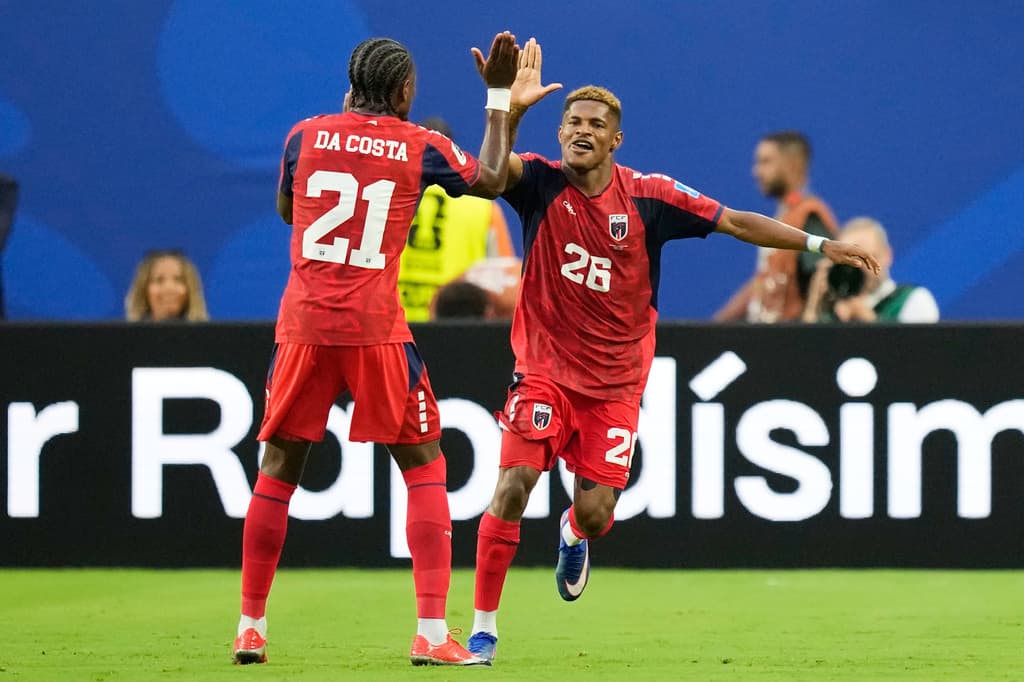 Helio Varela (26), de Cabo Verde, celebra con su compañero Nuno da Costa (21) tras marcar el segundo gol.