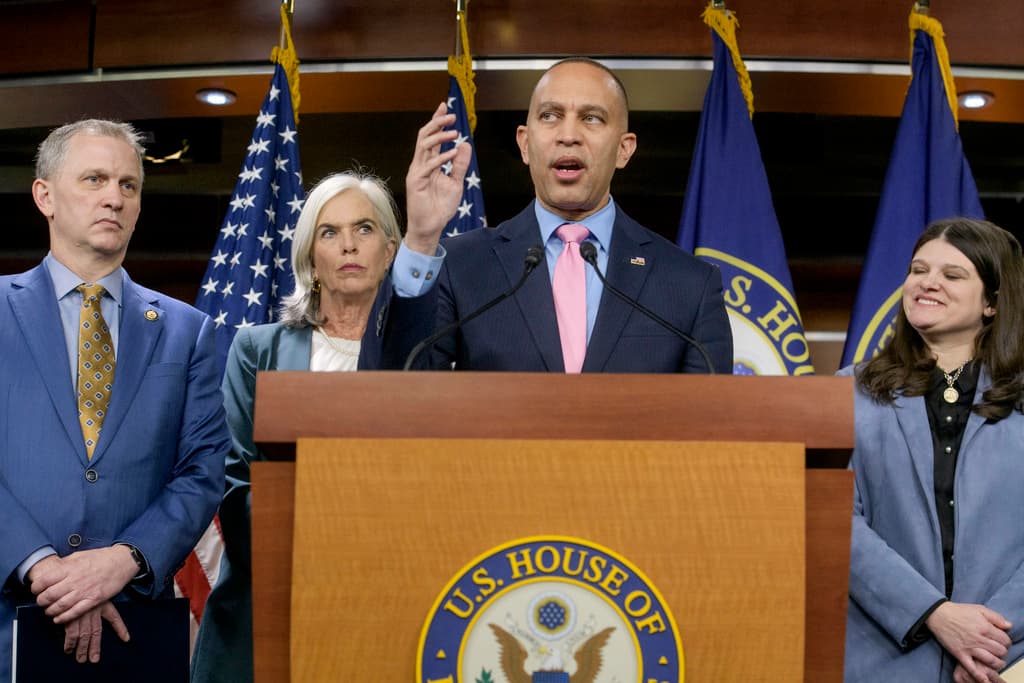 El plan de los demócratas para reforzar su hasta ahora tibia resistencia a la agenda de Trump y Musk