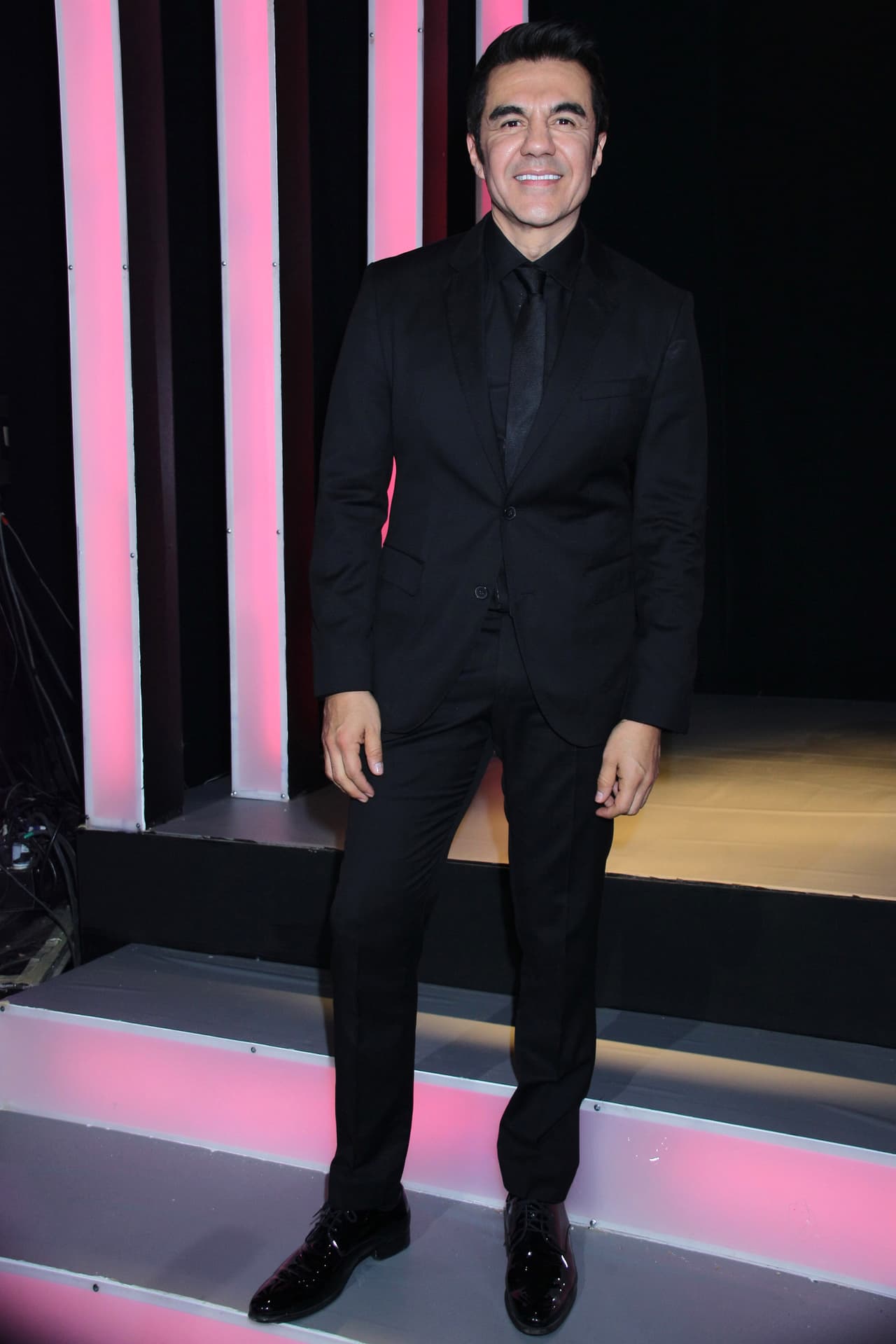 Este 27 de abril es el gran estreno de Como Tú No Hay 2, la nueva comedia de Univision protagonizada por Adrián Uribe.