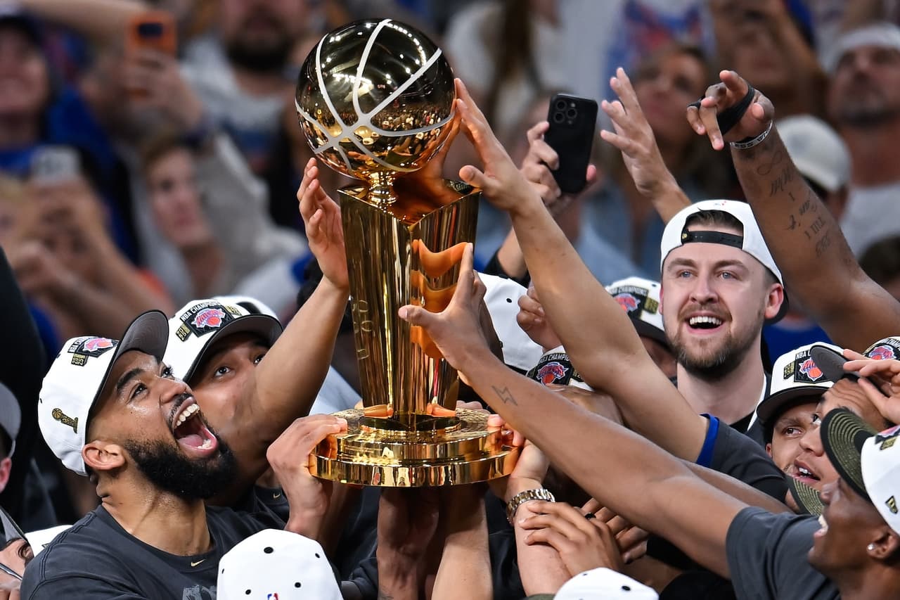 Mikal Bridges y Josh Hart, integrantes del núcleo conocido como los “Nova Knicks”, aportaron 14 y 13 puntos respectivamente. Junto a Brunson, los ex Villanova
<b>fueron pieza clave en la conquista del título.</b>