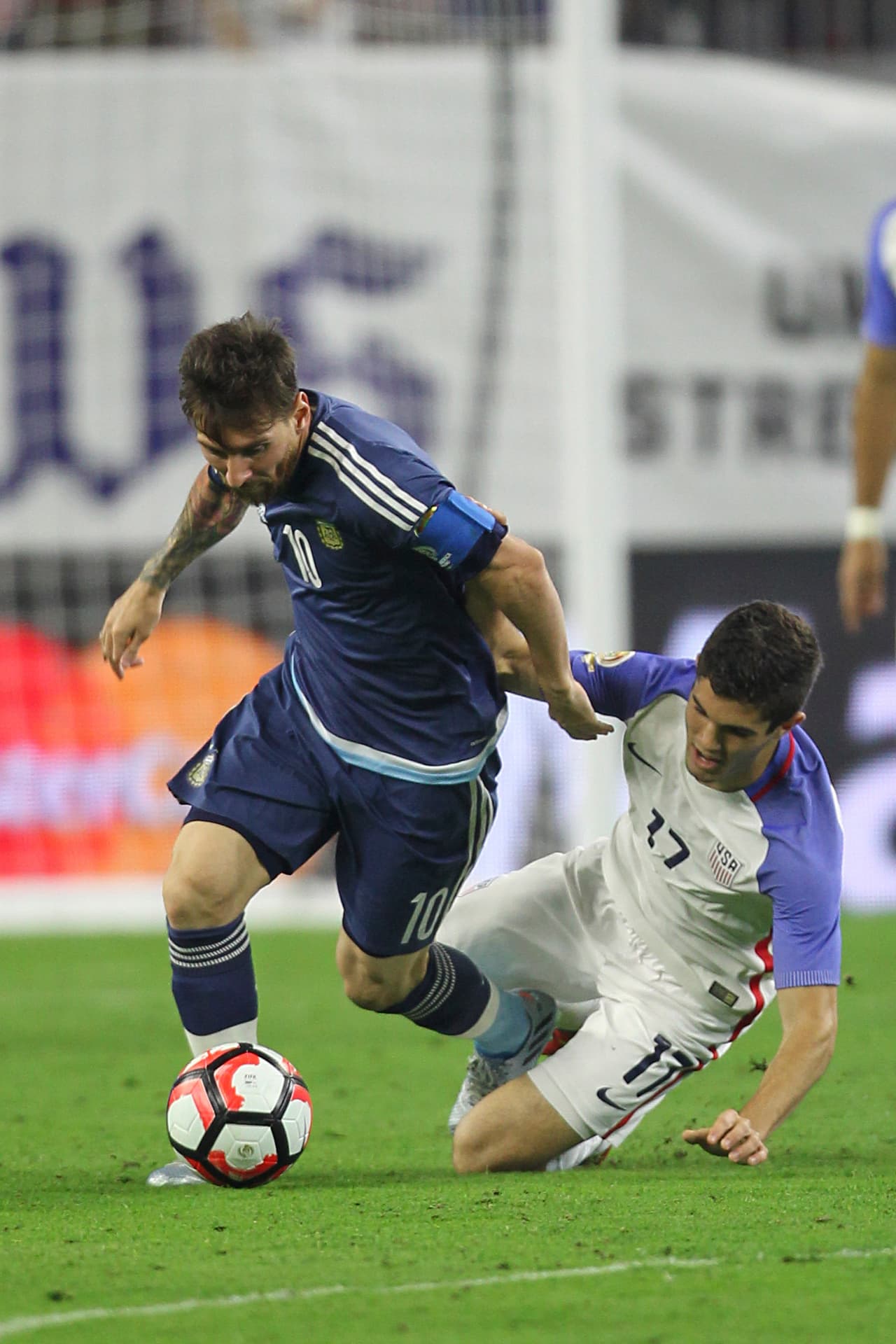 Pese a su juventud, a Pulisic ya le tocó padecer a Lio Messi como rival.