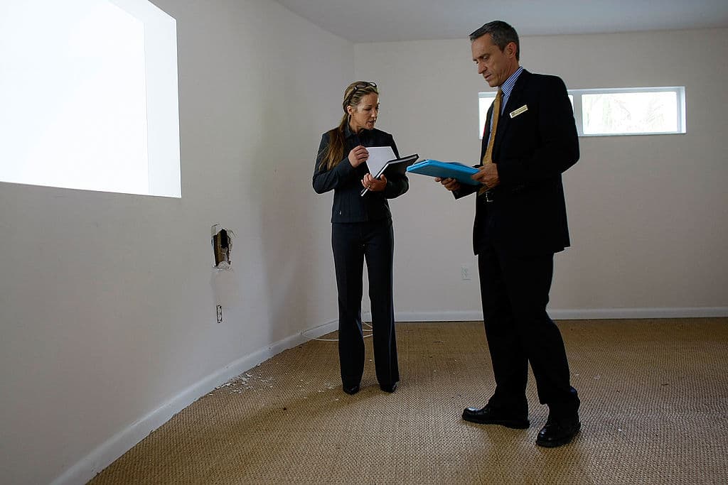 <b>Administrador de propiedades inmuebles y asociaciones comunitarias</b>
<br>Salario medio anual: $113.800
<br>En Nueva York y Nueva Jersey, los administradores de propiedades tienen los mejores salarios del país, donde el salario promedio es de $73,210. Sus responsabilidades incluyen dirigir y coordinar las actividades de venta, compra o arrendamiento de propiedades inmobiliarias.
<br>