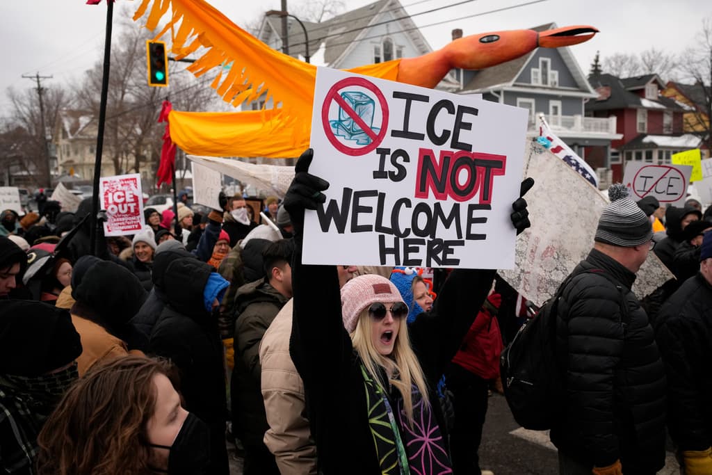 La protesta en Minneapolis reunió a familias, niños y activistas que marcharon bajo temperaturas bajo cero portando pancartas como “De-ICE Minnesota”. Los manifestantes denunciaron un ambiente de miedo generalizado y señalaron que la presencia constante de agentes armados ha alterado la vida cotidiana en vecindarios de alta diversidad cultural.