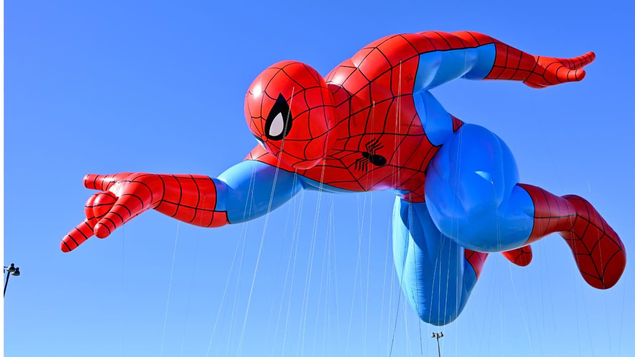 <b>¿Cuál será la ruta del desfile?</b>
<br>
<br>El desfile iniciará a las 8:30 am en la calle
<b>West 77 y Central Park West,</b> pero esta área no es accesible para el público.
<br>
<br>Continuará por la calle
<b>Central Park west hasta la rotonda de Colón </b>donde doblará hacia la calle 59.
<br>Luego continuará por la
<b>Sexta Avenida hasta terminar en la calle 34 frente a Macy's.</b>
<br>