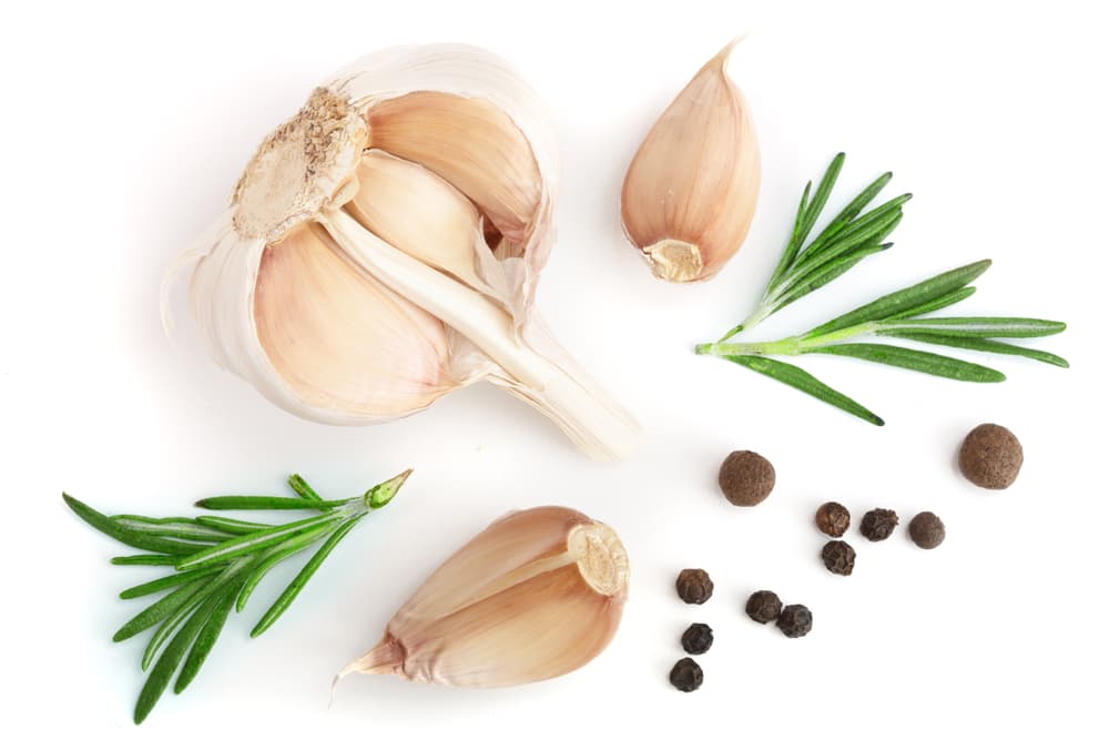 El ajo también funge como un buen amuleto contra envidias, pues mezclado con perejil, forma un gran combo. Tan sólo ponlas en un pequeño bolso o costalito amarrado con un listón rojo y llévalo diariamente contigo.