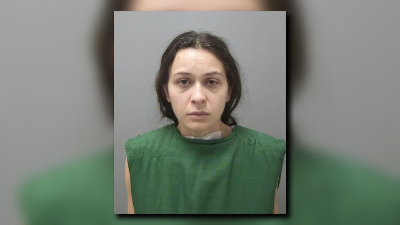 Arrestan a madre acusada de asesinar a puñaladas a su hija de 1 año