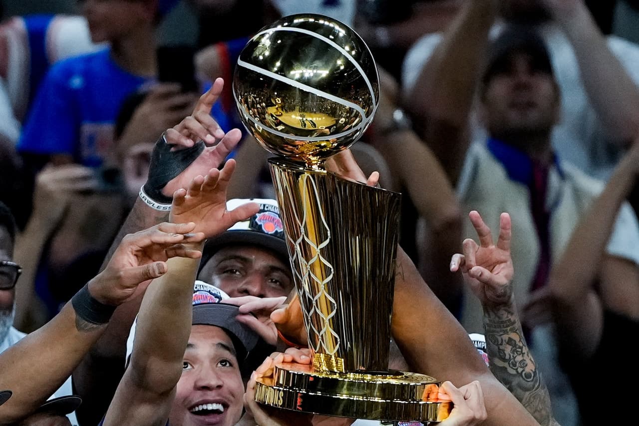 La franquicia de
<b>Nueva York no levantaba el trofeo Larry O’Brien desde 1973.</b> Más de medio siglo después, los Knicks vuelven a dominar el baloncesto profesional y devuelven la gloria a una ciudad que esperaba este momento desde generaciones.