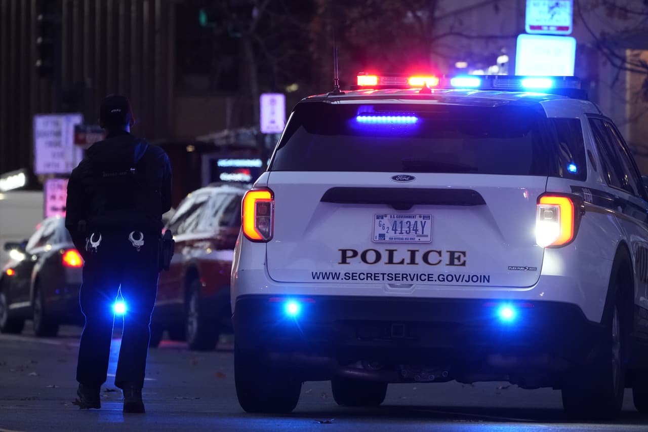 Mientras tanto,
<b>el FBI informó que registró la casa del sospechoso en Bellingham</b>, y entrevistó a la esposa de este, así como a sus cinco hijos.