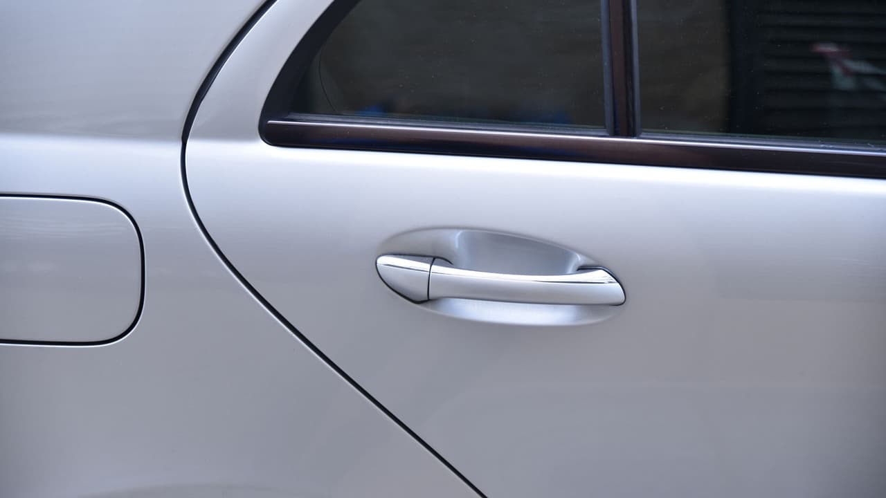 <b>Gris y plata son los colores comodín.</b> No se calientan tanto como el negro, no se ensucian tanto como el blanco, y se ven bien en casi cualquier modelo. Por eso
<b>son tan populares en áreas como Dallas o Fort Worth.</b>