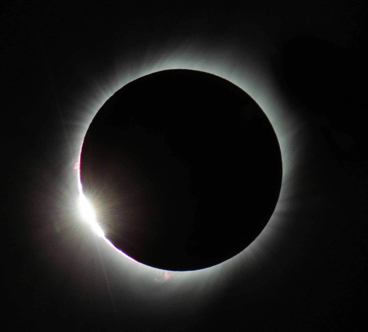 Todo el Estado de Texas podrá ver una parte significativa del eclipse desde sus propias casas, sin embargo, si tienes la oportunidad de acercarte al camino del eclipse, hará que maximices tu experiencia.