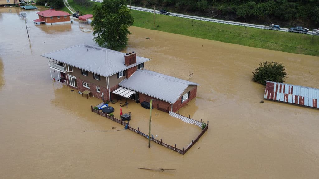 Medios locales informaron que durante las últimas horas cayeron seis pulgadas de agua (unos 15 centímetros) en la zona de Jackson, en ese estado.