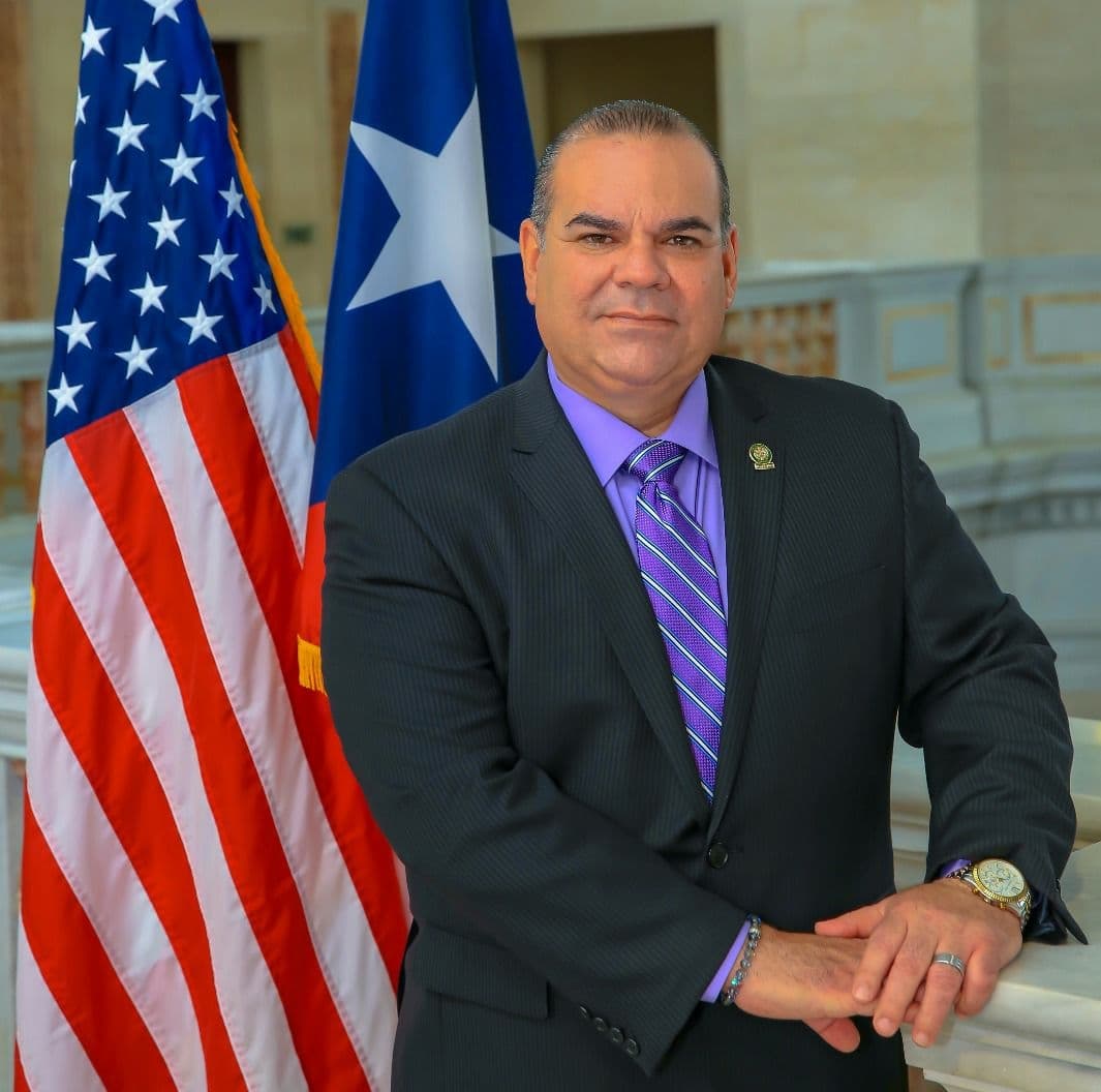 El exrepresentante del Partido Nuevo Progresista (PNP),
<b>Nelson Del Valle Colón</b>, se declaró culpable a nivel federal por un esquema de sobornos el 31 de marzo. Dos de sus empleadas también se declararon culpables tras ser acusadas junto al exfuncionario en el año 2020. Del Valle Colón tendrá que devolver $190,000 al gobierno de Puerto Rico y
<b> fue condenado a 57 </b>meses de prisiuon por una jueza federal.