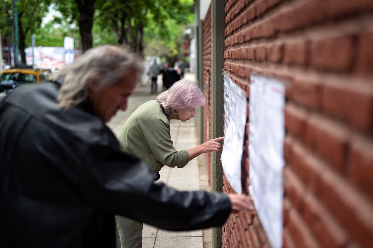 Cierran los centros electorales en Argentina, que votó en medio de una feroz crisis económica