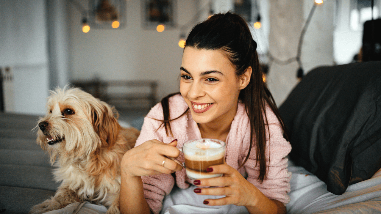 Utensilios básicos para preparar tu café favorito en la mañana.