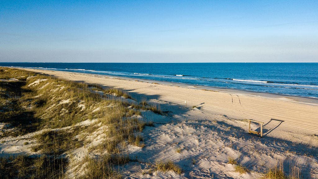 <b>Mid Beach </b>
<br>Sitio web:
<a href="https://visittybee.com/article/guide-to-mid-beach">https://visittybee.com/article/guide-to-mid-beach</a>
<br>
<b><a href="https://goo.gl/maps/8jKuzutH7xh93rPs8">Cómo llegar</a> </b>
<br>
<br>Esta comunidad es el hogar de hermosos alojamientos frente al mar, deliciosos restaurantes y está ubicada en el medio de la isla Tybee, lo que brinda un acceso conveniente a todo.