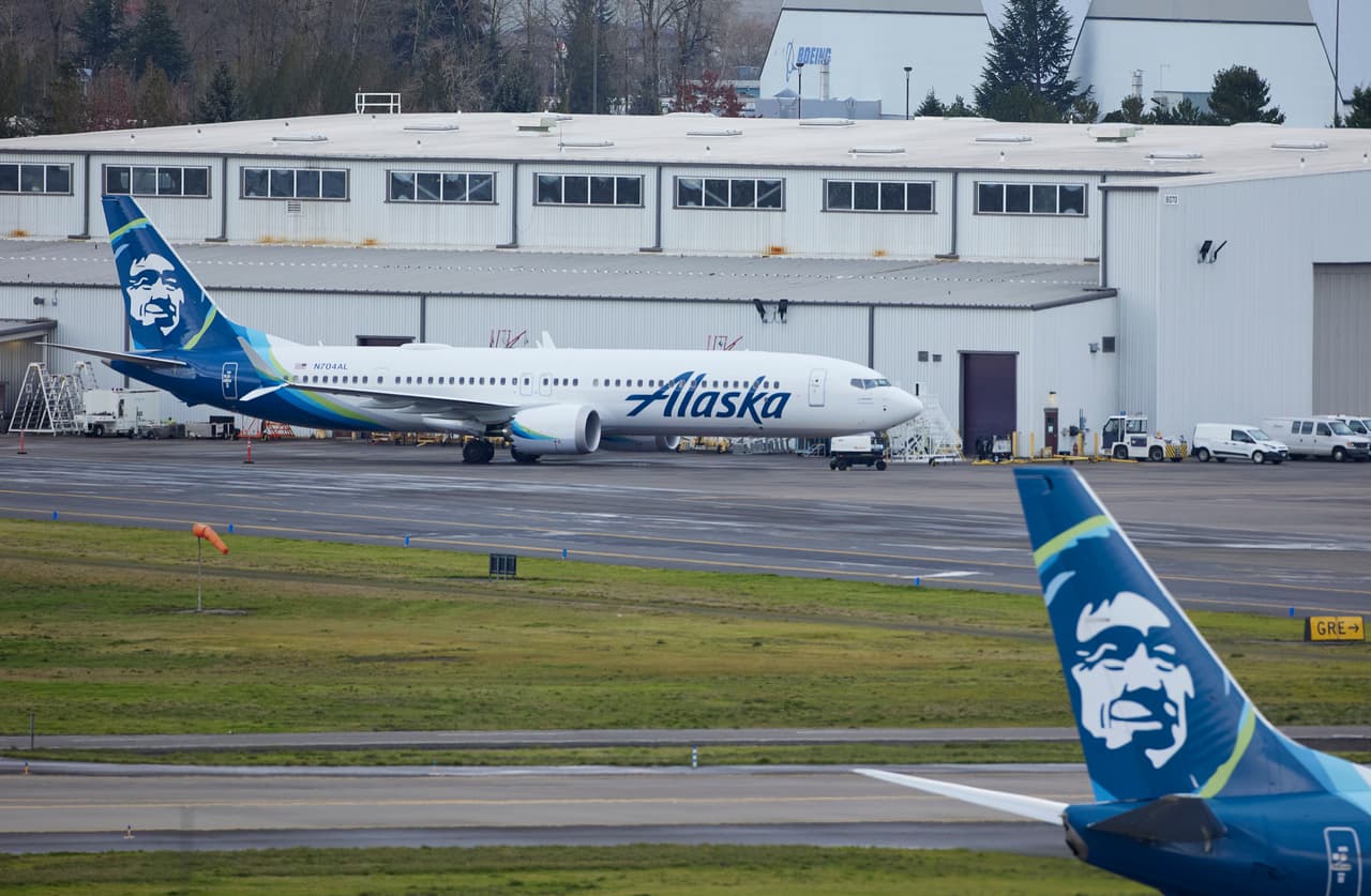 Alaska Airlines ofrece $1,500 a los pasajeros del Boeing 737 Max 9 que perdió parte del fuselaje