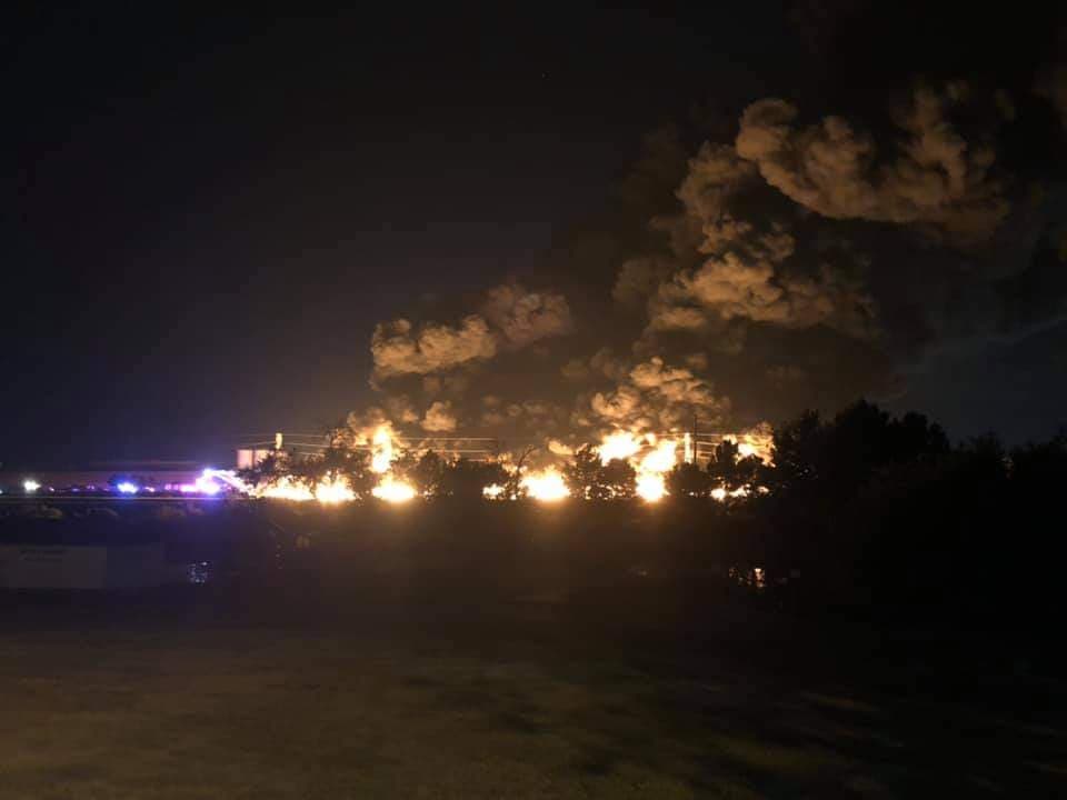 Incendio en fábrica de plásticos de Grand Prairie, Texas, amenaza zona industrial