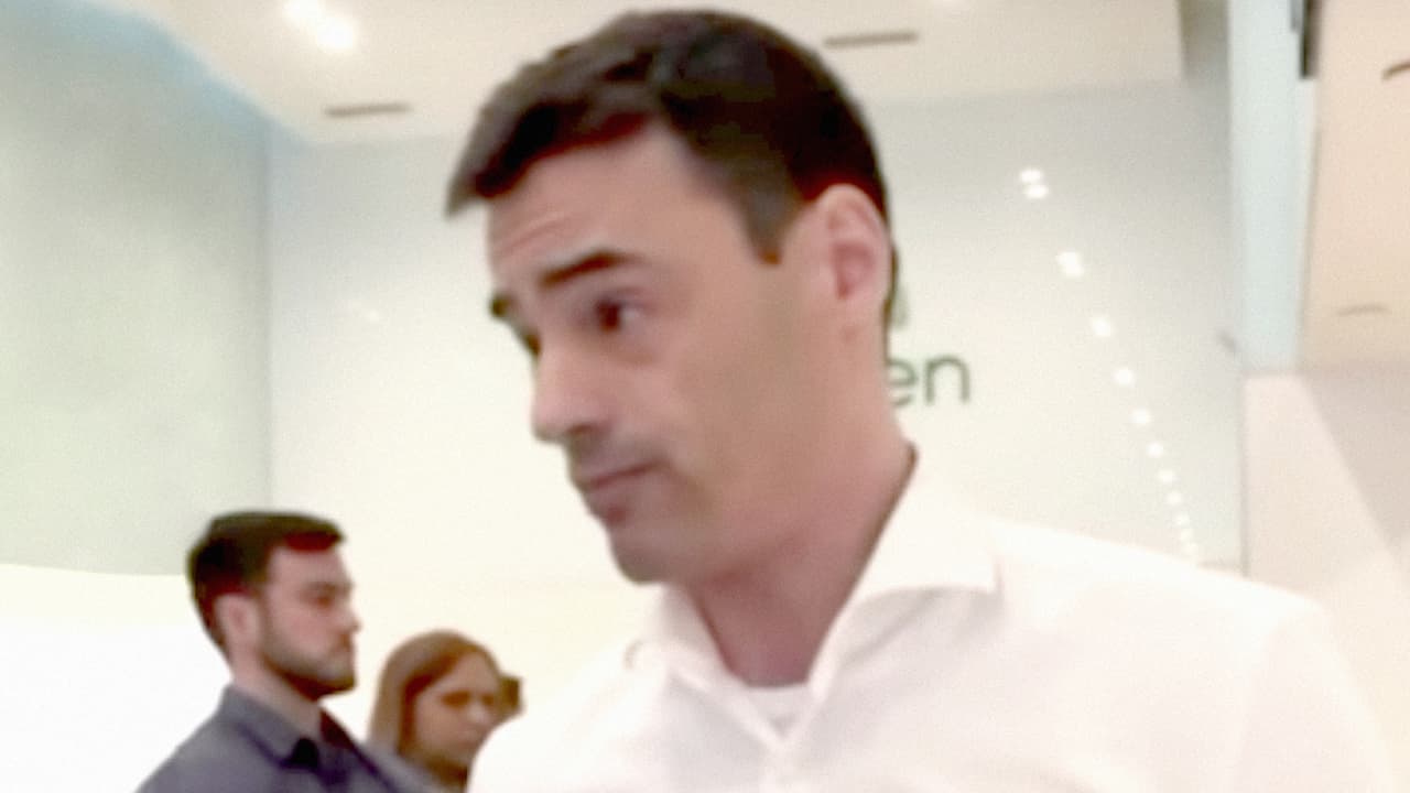 Echan de su oficina a Aaron Schlossberg, el abogado que amenazó a dos empleados por hablar español