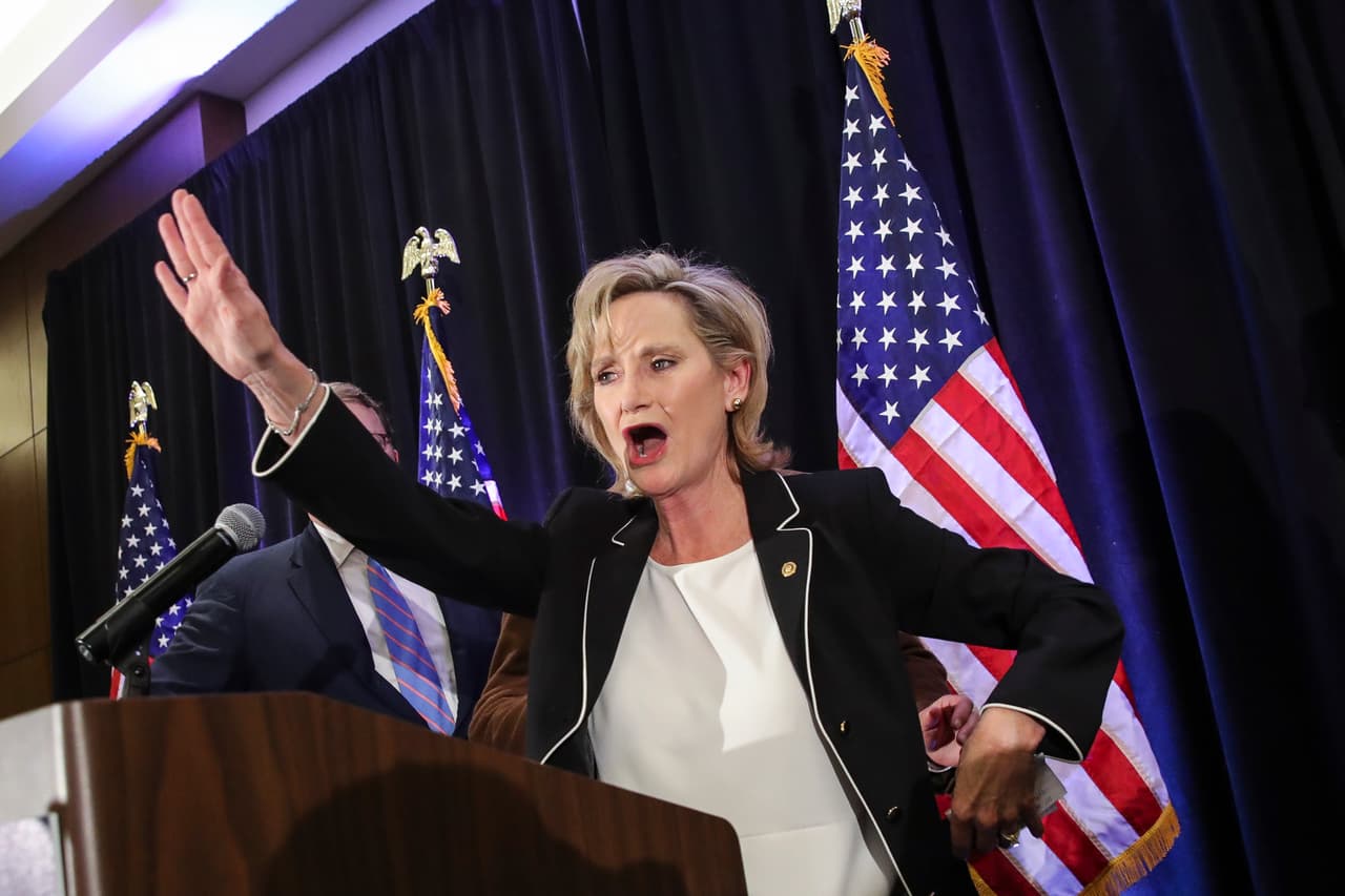 <h3 class="cms-H3-H3">Senadora Cindy Hyde-Smith, de Mississippi</h3>
<br>
<br>🗳️ El periodo actual de la senadora termina en 2027.
<br>
<br>🗳️ “El pueblo al que represento no cree que la elección presidencial haya sido constitucional y no puede aceptar la decisión del Colegio Electoral; por lo tanto, no puedo en buena conciencia apoyar la certificación”, escribió en un comunicado difundido el 6 de enero de 2021.
<br>