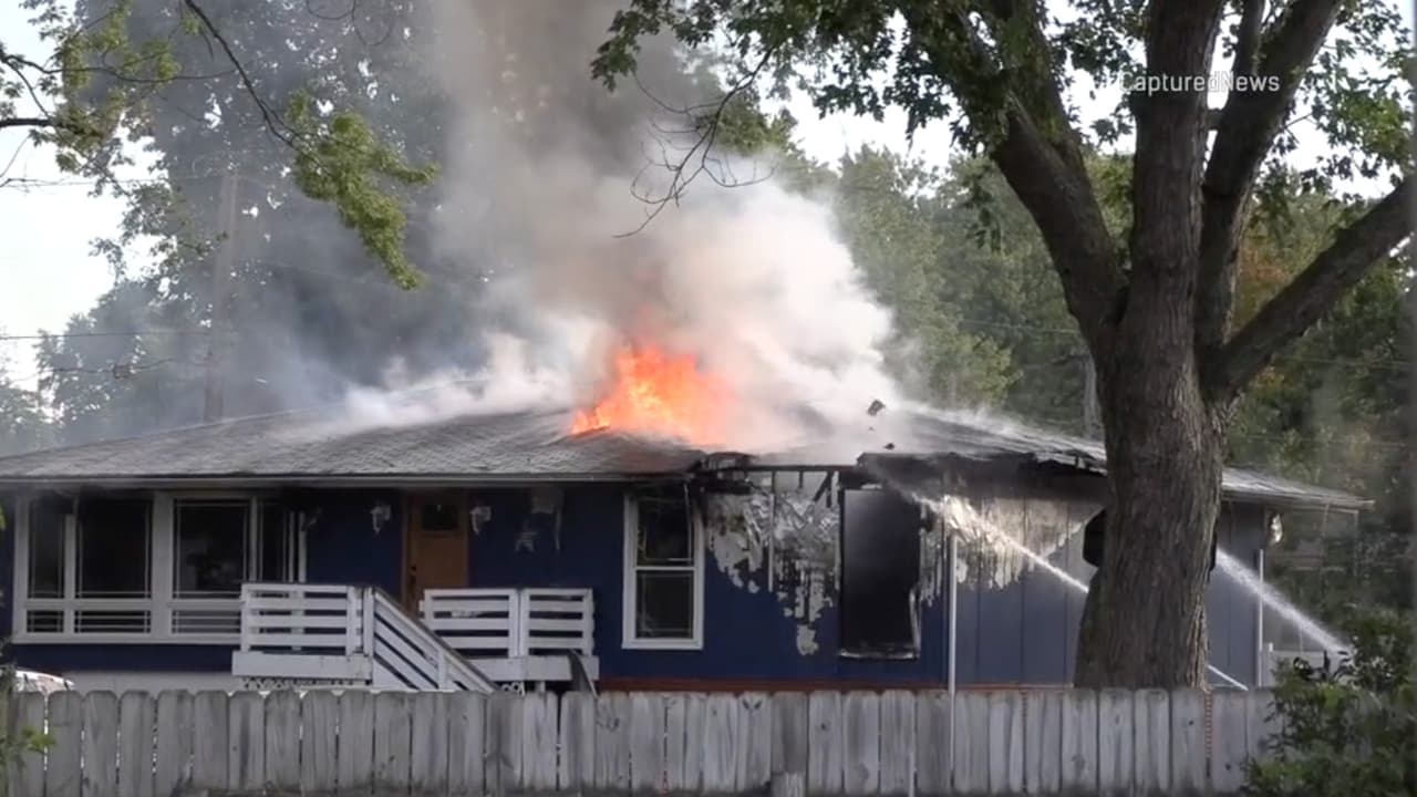 Una vez que las llamas fueron extinguidas, los Policías ingresaron a la vivienda, donde
<b>localizaron a un hombre sin vida</b>, quien más tarde fue identificado como Carlos Gómez, el presunto agresor.