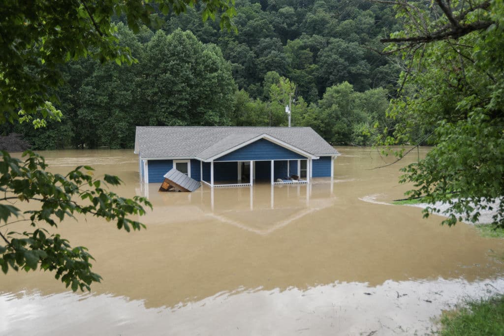 “Todavía tenemos mucho que buscar”, dijo Jerry Stacy, director de gestión de emergencias en el condado de Perry, muy afectado, en Kentucky.
<b>“Todavía tenemos personas desaparecidas”.</b>
<br>
<br>
<b>Al menos 25 personas han muerto</b> y según el gobernador, ese número puede aumentar en las próximas horas.
<br>
<br>Miles están sin electricidad por las inundaciones que sufre Kentucky, de las "más devastadoras de su historia", por las lluvias torrenciales, informó este jueves por la noche el gobernador, Andy Beshear.