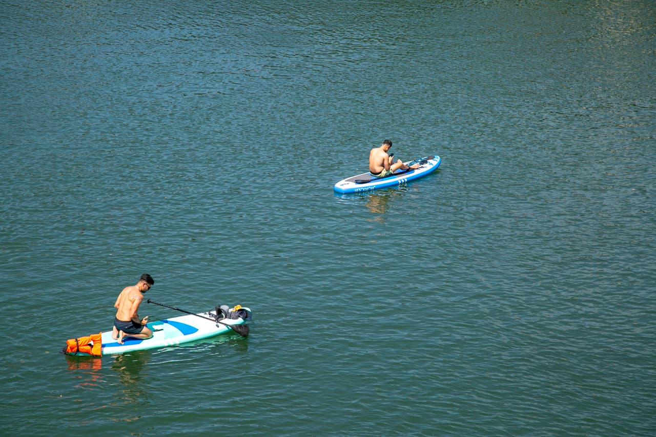 Arranca Austin tratamiento contra algas tóxicas en el Lago Lady Bird: evita nadar o llevar tu bote estos días